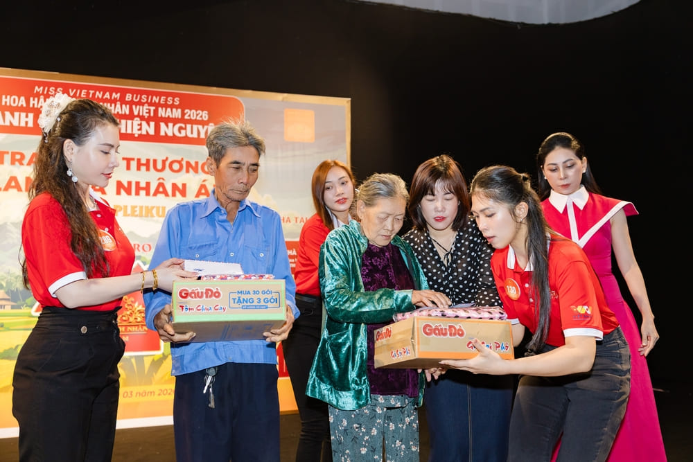 Những phần quà nhu yếu phẩm gồm gạo, mì tôm và phong bì tiền mặt được trao tận tay người dân. Ảnh: Ban tổ chức