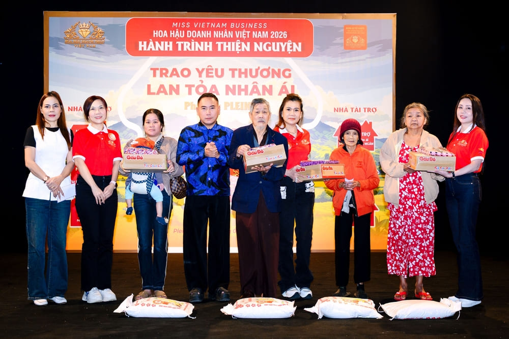 các thí sinh Hoa hậu Doanh nhân Việt Nam 2026 trao quà cho các hộ dân có hoàn cảnh khó khăn. Ảnh: Ban tổ chức