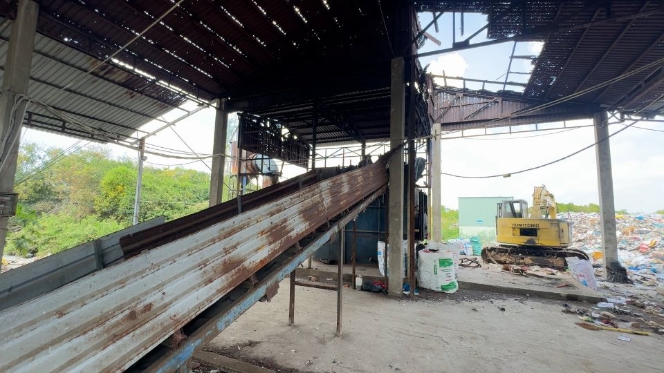 Ngành chức năng kiểm tra khu xử lý rác, thống nhất phương án khắc phục tồn đọng rác thải. Ảnh: Hoàng Lộc