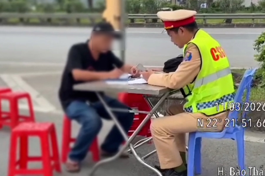 Tài xế bị lập biên bản xử phạt. Ảnh: Cục CSGT