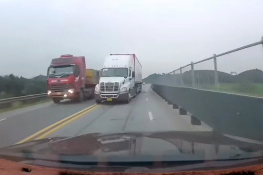 Trailer trucks encroaching on the opposite lane on the expressway. Photo: Traffic Police Department