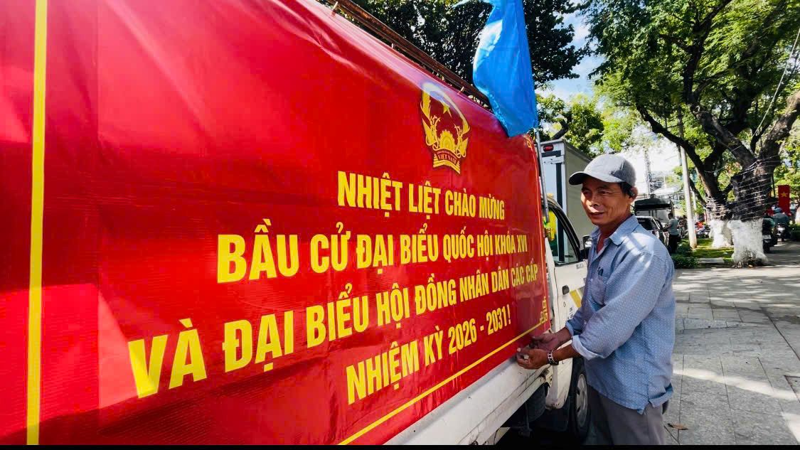 Cùng với số hóa bản đồ các điểm bỏ phiếu, phường Tây Nha Trang tổ chức  các hình thức tuyên truyền lưu động để mỗi người dân đều được thông tin đầy đủ về bầu cử. Ảnh: Phương Linh