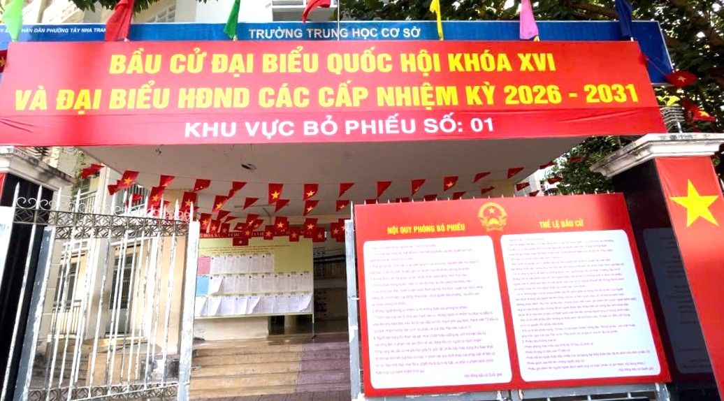 Người dân chỉ cần quét mã QR trên điện thoại để tìm các điểm bỏ phiếu bầu cử đại biểu Quốc hội và HĐND các cấp trên địa bàn phường Tây Nha Trang, tỉnh Khánh Hòa. Ảnh: Phương Linh