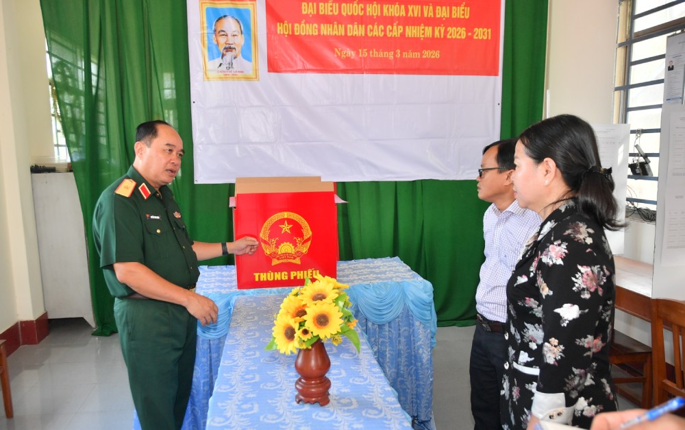 Major General Nguyen Van Nganh, Commander of the Provincial Military Command, directly inspects the election preparation work at polling stations in border areas. Photo: Phuong Vu