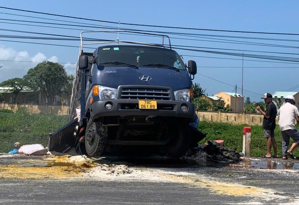 Scene of the truck catching fire on the national highway in Dak Lak. Photo: People provided