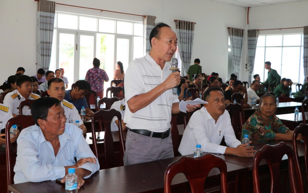 Voters of Tien Hai commune express their opinions. Photo: Tien Dung