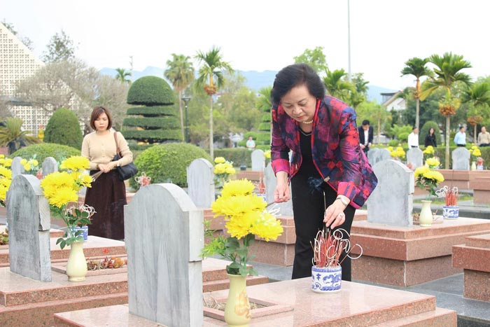 Deputy Prime Minister Pham Thi Thanh Tra offers incense at Martyrs' Cemetery A1. Photo: Vu Loi