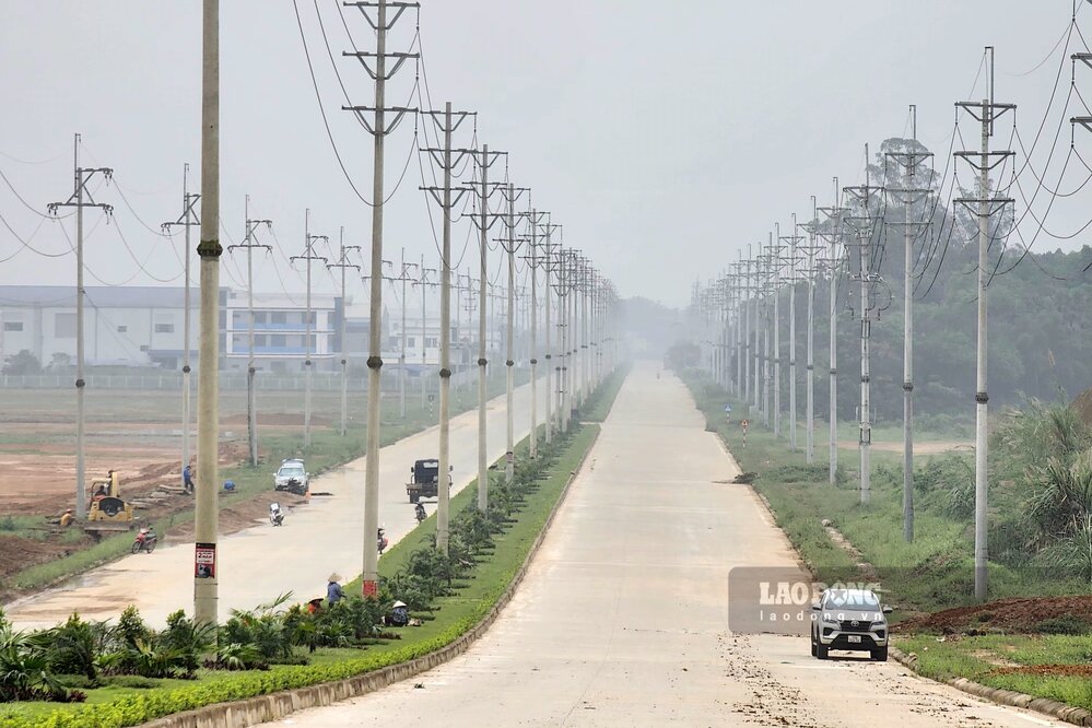 Sẽ có rất đông công nhân lưu thông trên đường ĐH74 vào tuyến nhánh đường liên vùng để đến khu công nghiệp Cẩm Khê. Ảnh: Tô Công