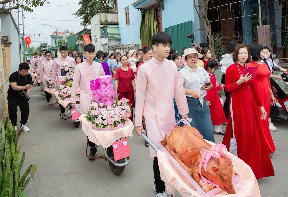 The groom in Thanh Hoa uses a wheelbarrow to carry betrothal gifts to propose to his wife. Photo: Tuan Anh