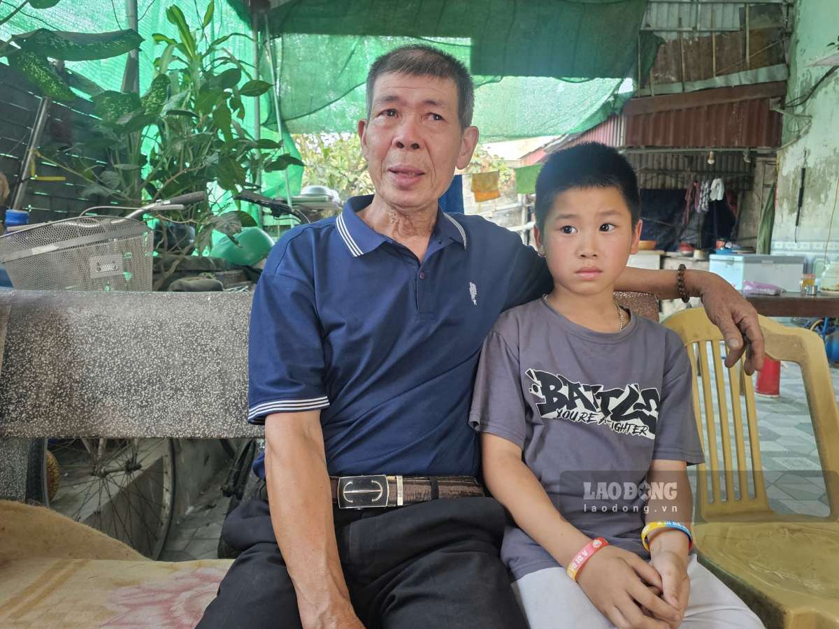 Ông Toản không kìm được nước mắt khi nhắc đến người vợ lam lũ, vất vả cùng ông đấu tranh với bệnh tật. Ảnh: Hà Vi