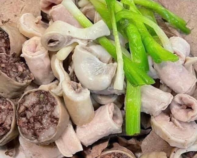 One of the ways to lower blood fat at home is to ensure a healthy diet, which includes limiting foods from internal organs. Photo: Kieu Vu