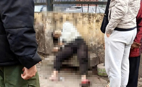 Hiện trường người đàn ông tử vong bên đường gần ga Giáp Bát ở Hà Nội. Ảnh Tiến Dũng