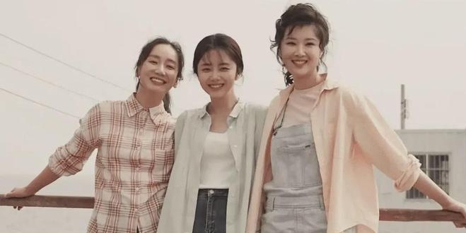 Actor Dam Tung Van (middle) and the cast of the movie "My Mountains and Sea". Photo: VieON.