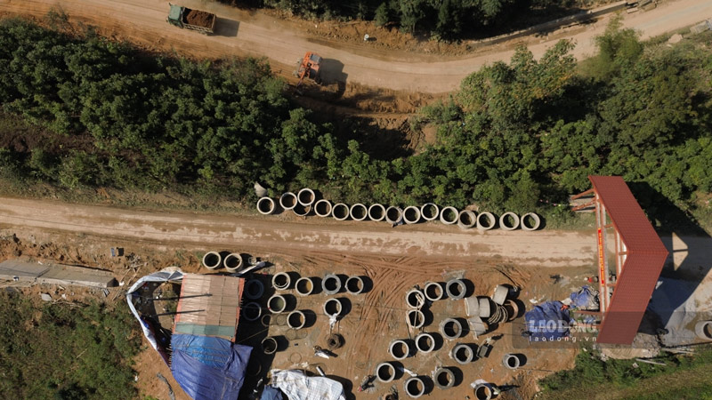 Provincial road 153 from Bac Ha commune to the center of Ban Lien commune, Lao Cai province is bustling with construction of many items. Photo: Dinh Dai