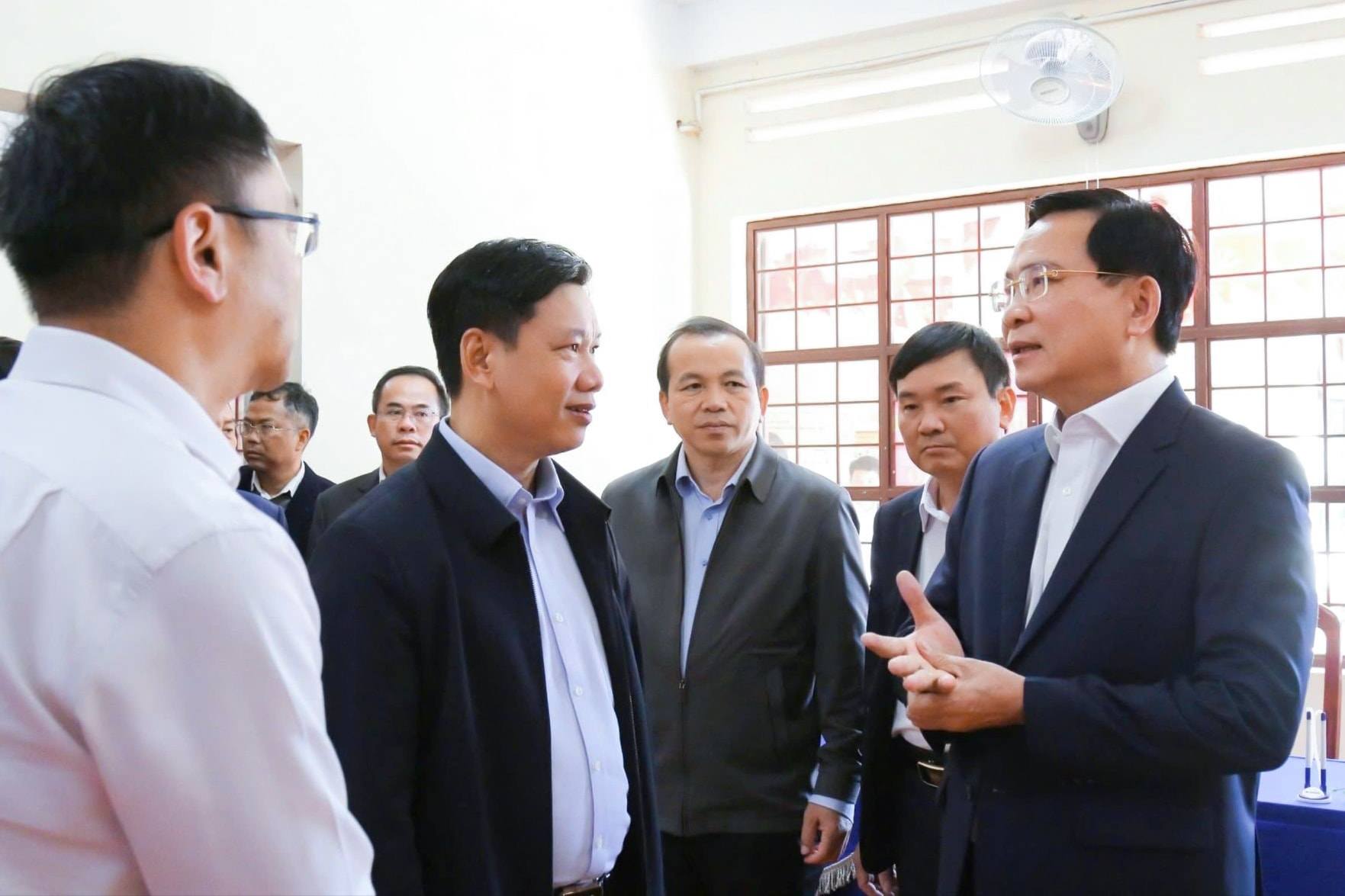Chairman of Lam Dong Provincial People's Committee Ho Van Muoi directed to focus on ensuring security and safety so that the election is truly a festival for the whole people. Photo: Nguyen Luong