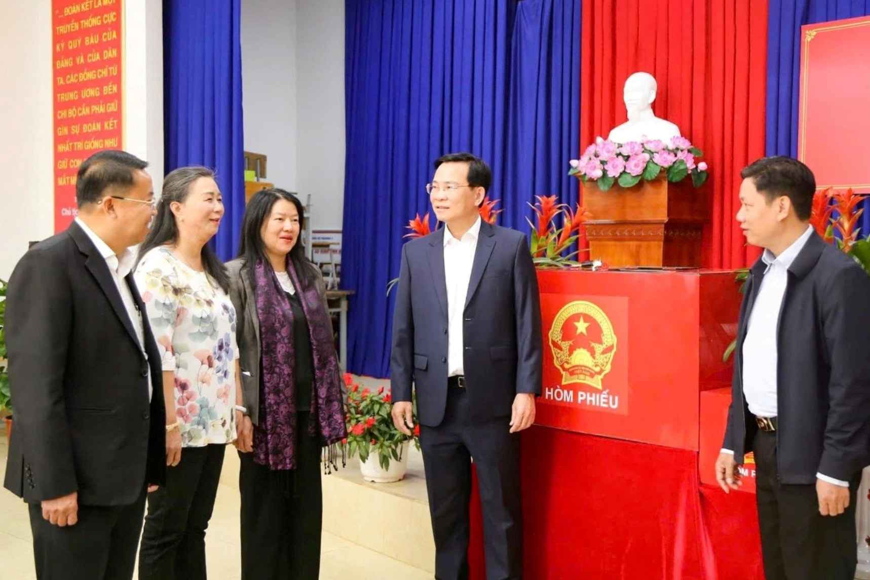 Ông Hồ Văn Mười, Ủy viên Trung ương Đảng, Chủ tịch UBND tỉnh, Phó trưởng Ban Bầu cử tỉnh Lâm Đồng kiểm tra công tác chuẩn bị bầu cử tại khu vực Đà Lạt. Ảnh: Nguyễn Lương 