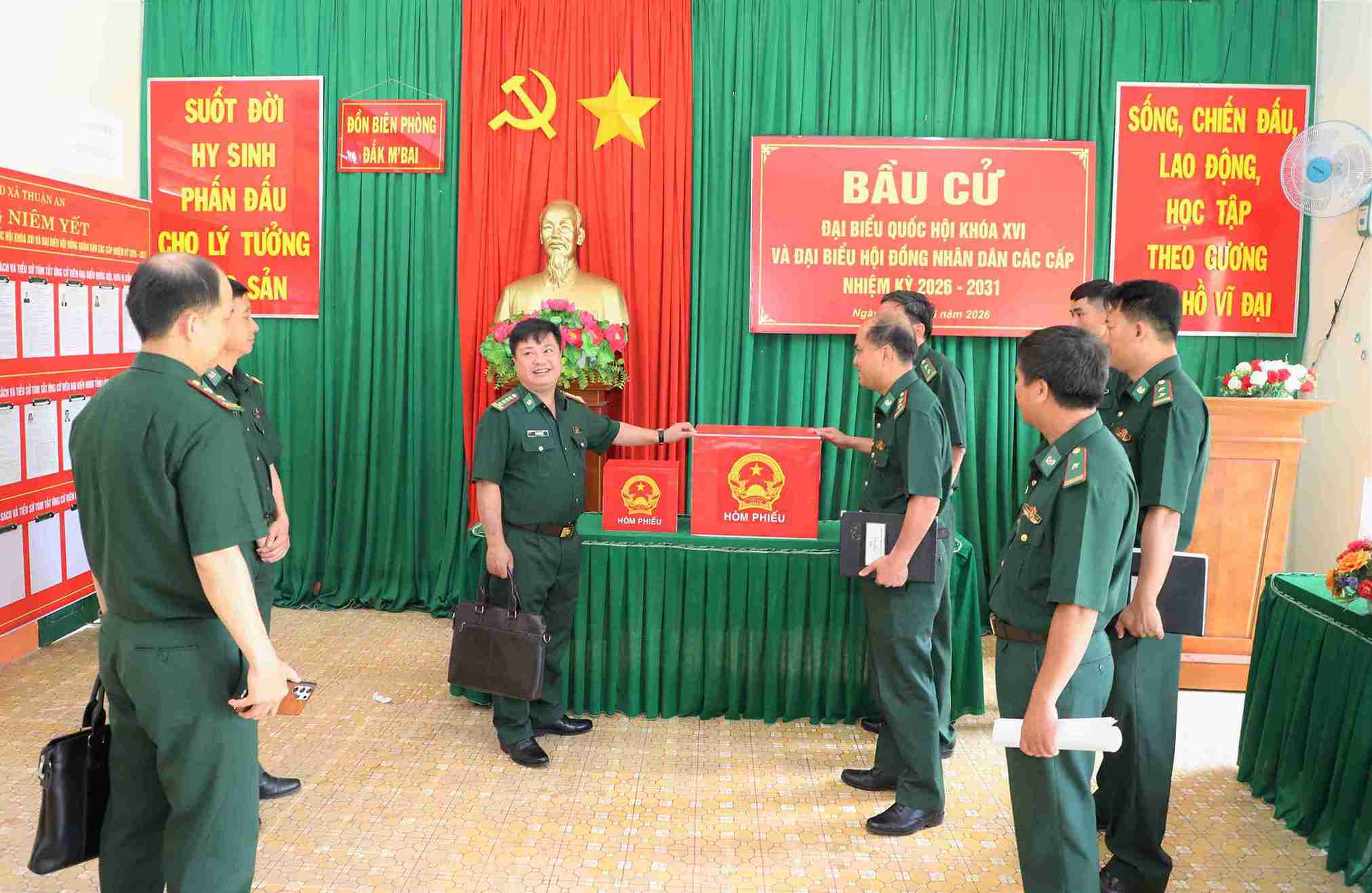 Bộ đội Biên phòng tỉnh Lâm Đồng kiểm tra công tác chuẩn bị bầu cử khu vực biên giới. Ảnh: Phúc Khánh 