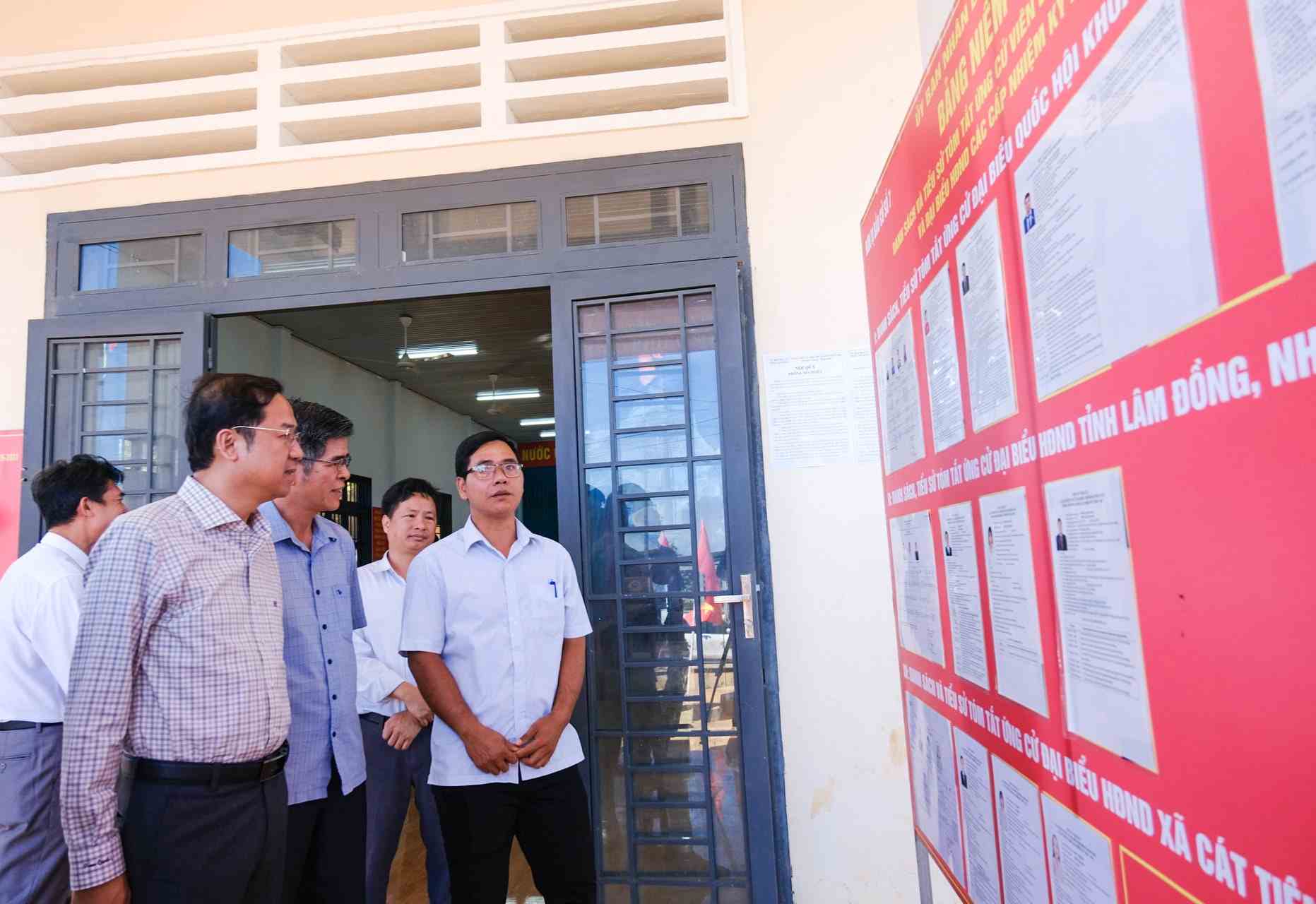 Việc kiểm tra nhằm đảm bảo các điều kiện để ngày bầu cử thực sự là ngày hội của nong sông. Ảnh: Phúc Khánh 