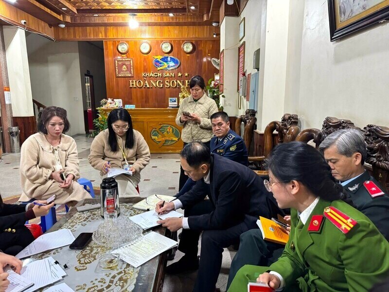 The inter-sectoral inspection team of Lang Son province discovered that Hoang Son Hai hotel was entangled in a series of violations and requested to suspend operations. Photo: Khanh Linh
