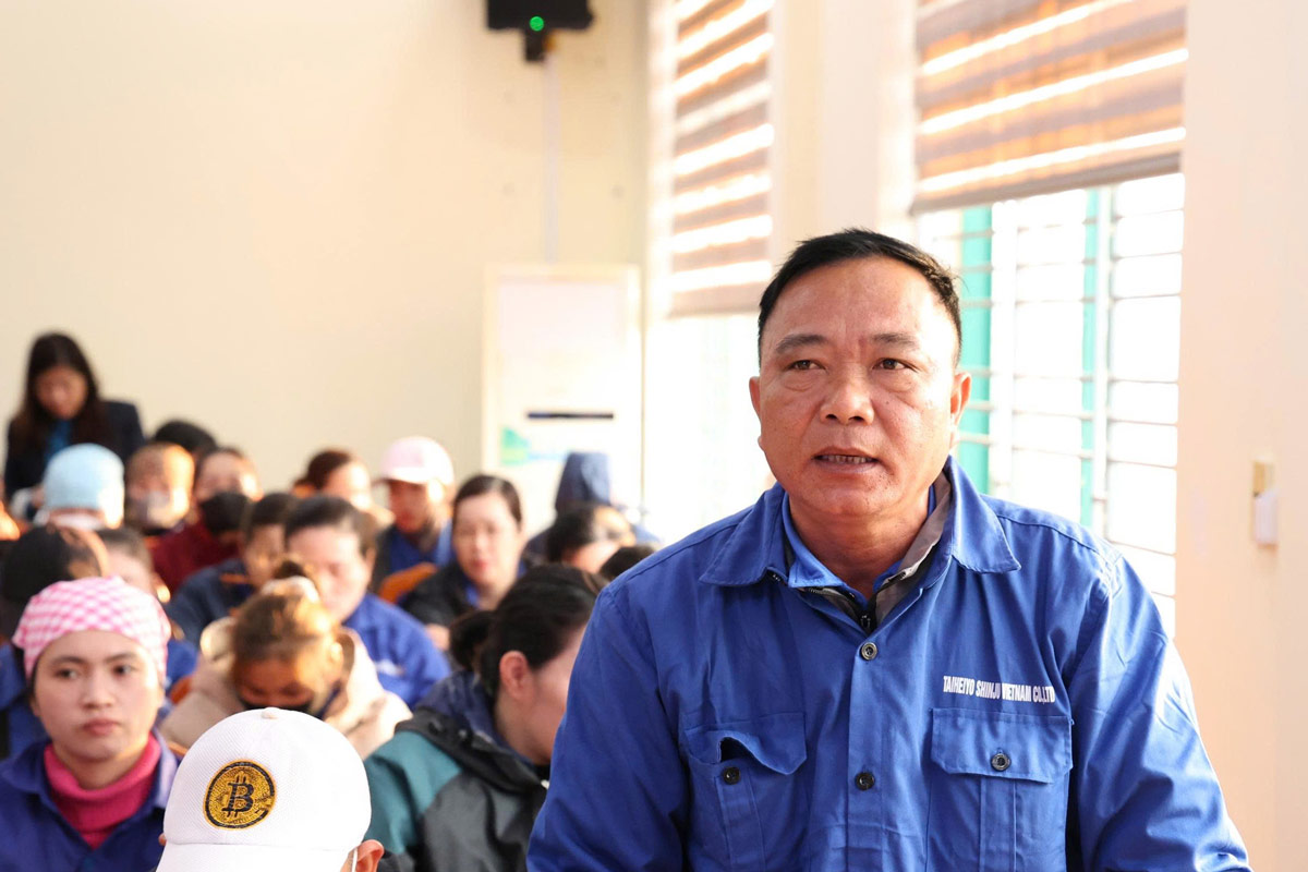 Trade union members and workers speak at the conference. Photo: Doan Hung