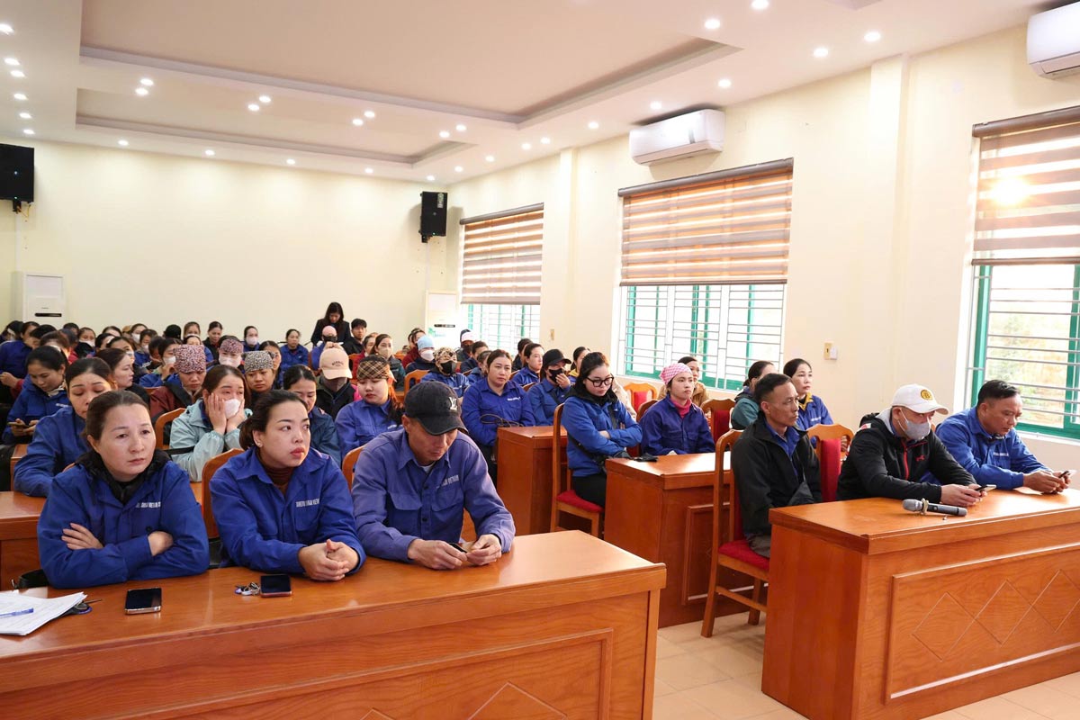 Cử tri là đoàn viên công đoàn, người lao động tham dự hội nghị. Ảnh: Đoàn Hưng