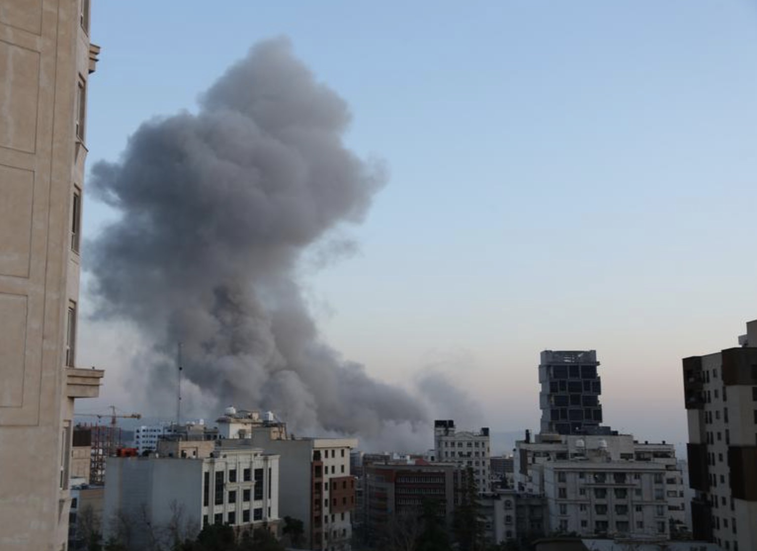 미국과 이스라엘의 공격 후 이란 수도 테헤란의 한 구석. 사진: 신화통신