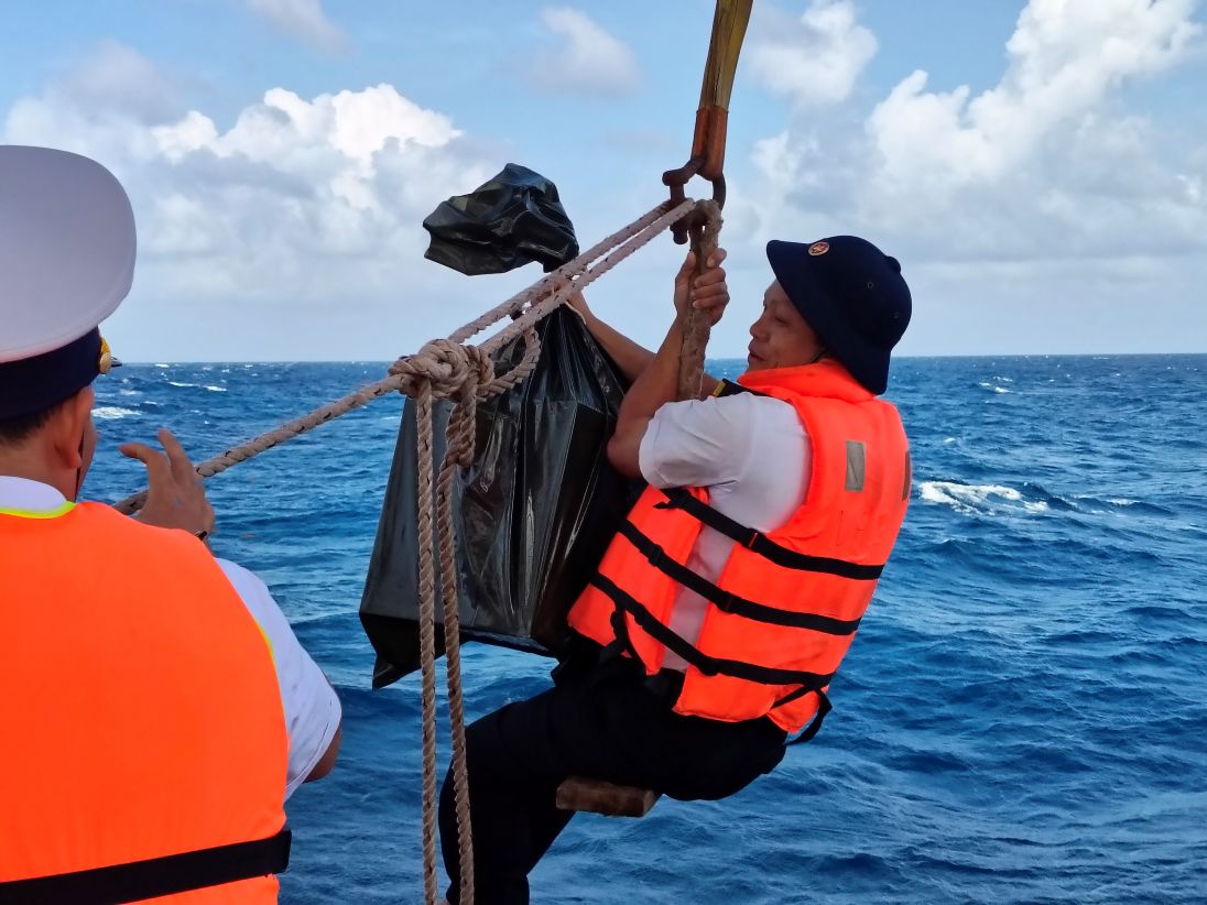 Thời điểm sóng gió to, việc đưa thùng phiếu và người lên các nhà giàn gặp rất nhiều khó khăn. Ảnh: Văn Đường