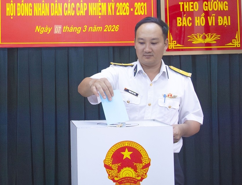 . Cử tri trên Nhà giàn DK1.18 thực hiện bầu cử. Ảnh: Văn Đường