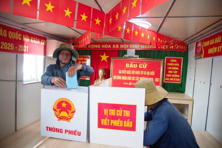 Ngư dân đang khai thác thủy hải sản trên biển rất phấn khởi khi được bầu cử sớm trên tàu Trường Sa 04. Ảnh: Văn Đường