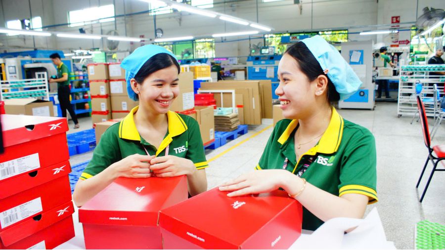 Workers are happy when orders increase, have more income, and feel secure working at the beginning of the year. Photo: Hoang Loc