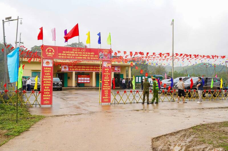 Cờ hoa rợp đỏ tại các nhà văn hóa trước thềm bầu cử. Ảnh: Văn Thưởng