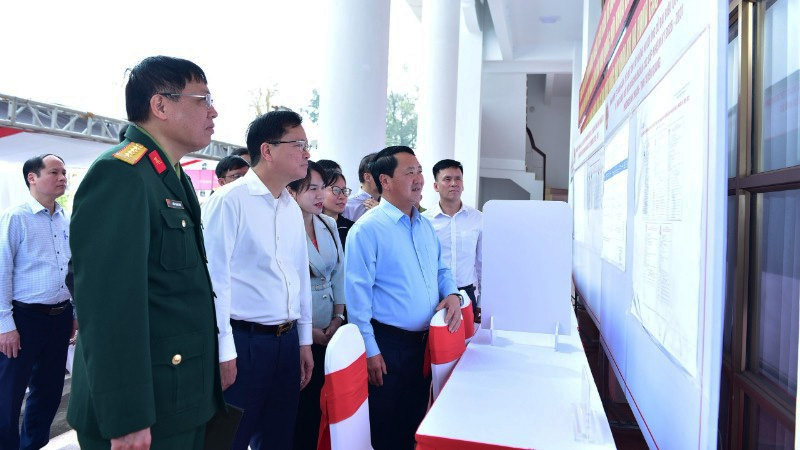 Bí thư Tỉnh ủy Tuyên Quang kiểm tra công tác chuẩn bị bầu cử trên địa bàn. Ảnh: Việt Bắc.