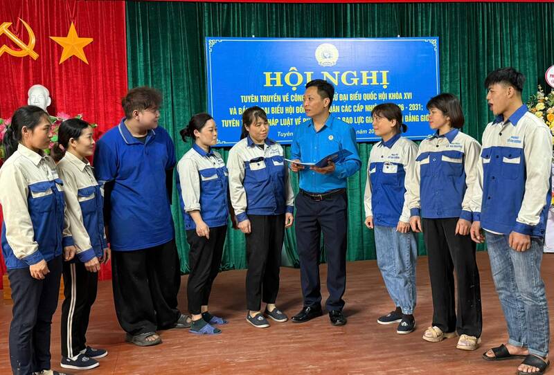 Công nhân, người lao động trên địa bàn được công đoàn các cấp tuyên truyền thường xuyên về vai trò, ý nghĩa của cuộc bầu cử. Ảnh: Việt Bắc.