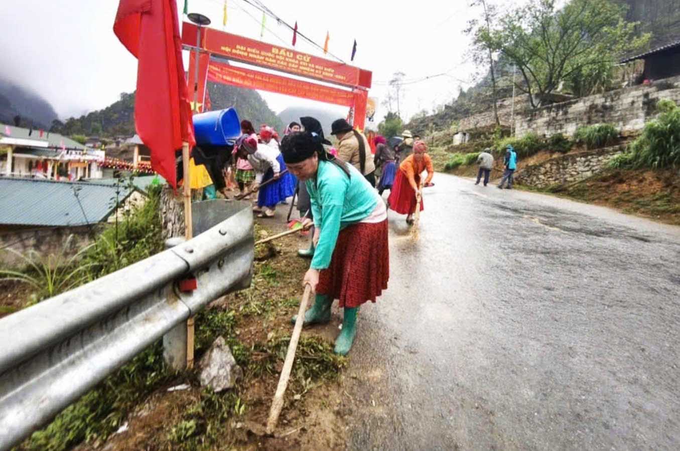 People in the border commune of Lung Cu together clean roads, waiting for the election day. Photo: Viet Bac.