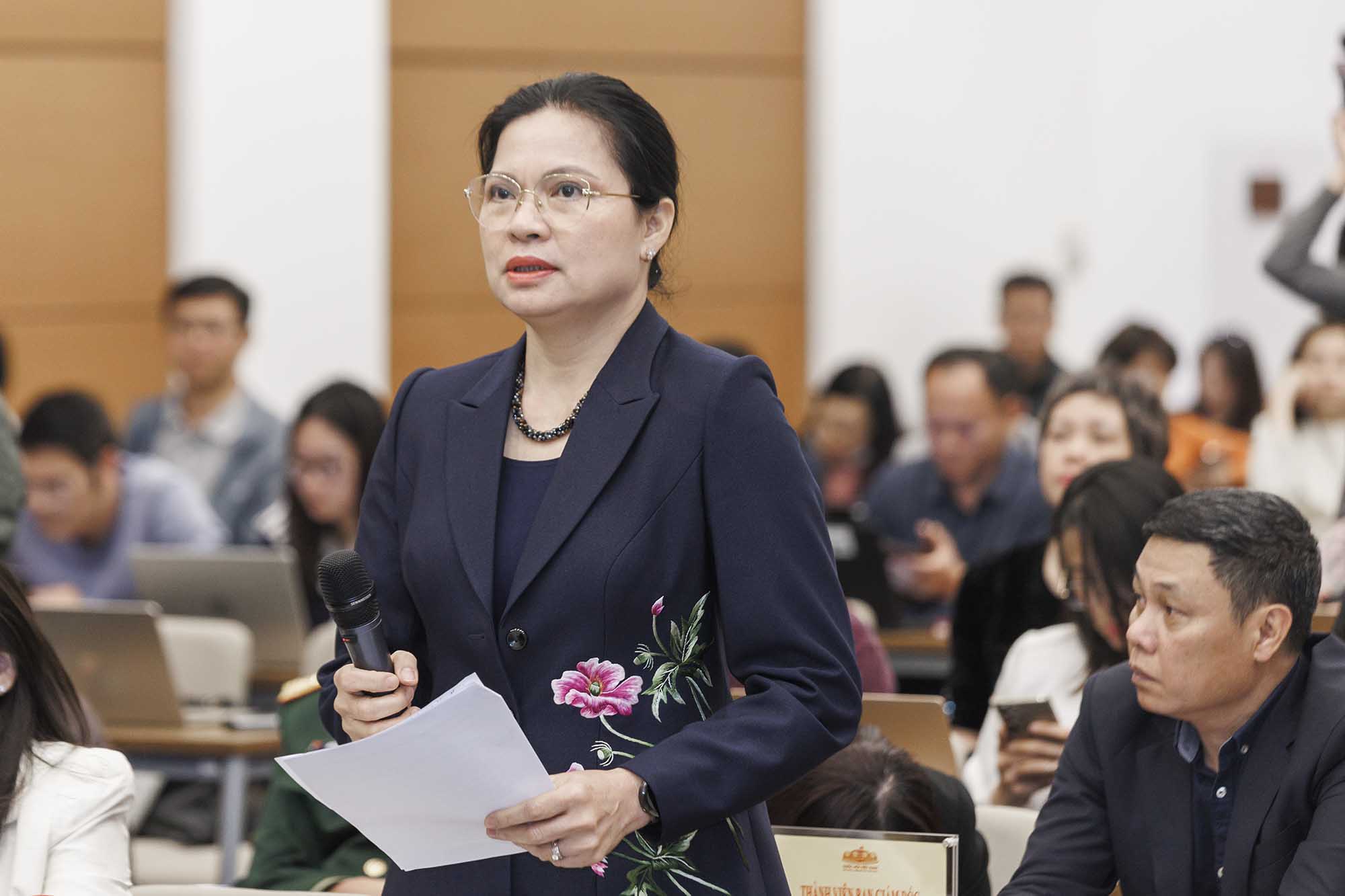 Ms. Ha Thi Nga, Vice Chairwoman - Secretary General of the Central Committee of the Vietnam Fatherland Front, provided specific information about 5 self-nominated National Assembly deputies of the 16th term. Photo: Hai Nguyen.