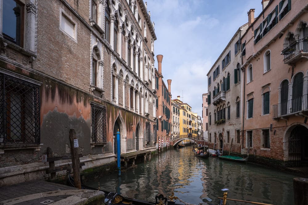 Theo đó, không gian này, hiện thuộc sự quản lý văn hóa của Art Events, sẽ một lần nữa trở thành nơi tổ chức các triển lãm, sự kiện và dự án quốc tế, bắt đầu với Triển lãm Nghệ thuật Venice Biennale năm 2026.  Ca' Giustinian Faccanon có hai tầng chính với tổng diện tích khoảng 1.100 mét vuông. Trong đó, tầng chính bảo tồn các cửa sổ ba vòm kiểu Gothic lớn, những tấm gương lớn và các đèn chùm thủy tinh Murano lịch sử. Đặc điểm của các căn phòng khiến nó phù hợp để tổ chức các hội nghị, tiệc chiêu đãi và các cuộc họp…