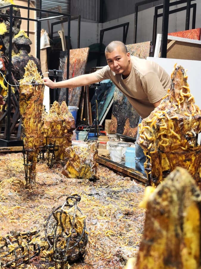 Nghệ sĩ Lê Hữu Hiếu trong quá trình thực hiện tác phẩm. Ảnh: Nhân vật cung cấp