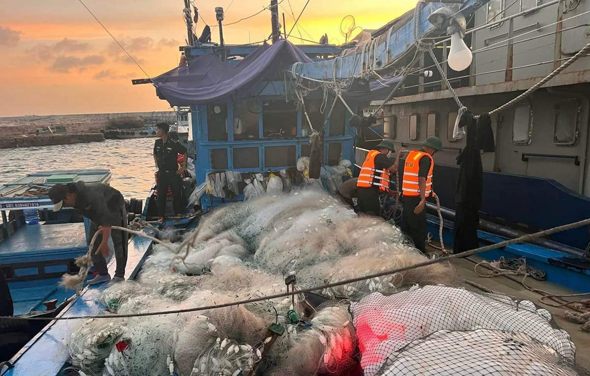 Tàu cá hỏng máy cập cảng Phú Quý sau khi được cứu hộ kịp thời. Ảnh: Quốc Khang