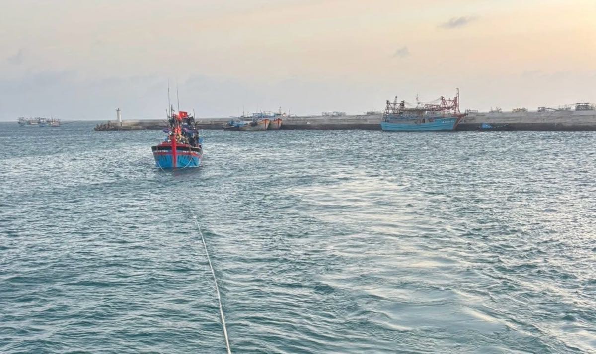 Tàu cá hỏng máy được tàu dịch vụ hậu cần lai dắt về đảo Phú Quý. Ảnh: Quốc Khang