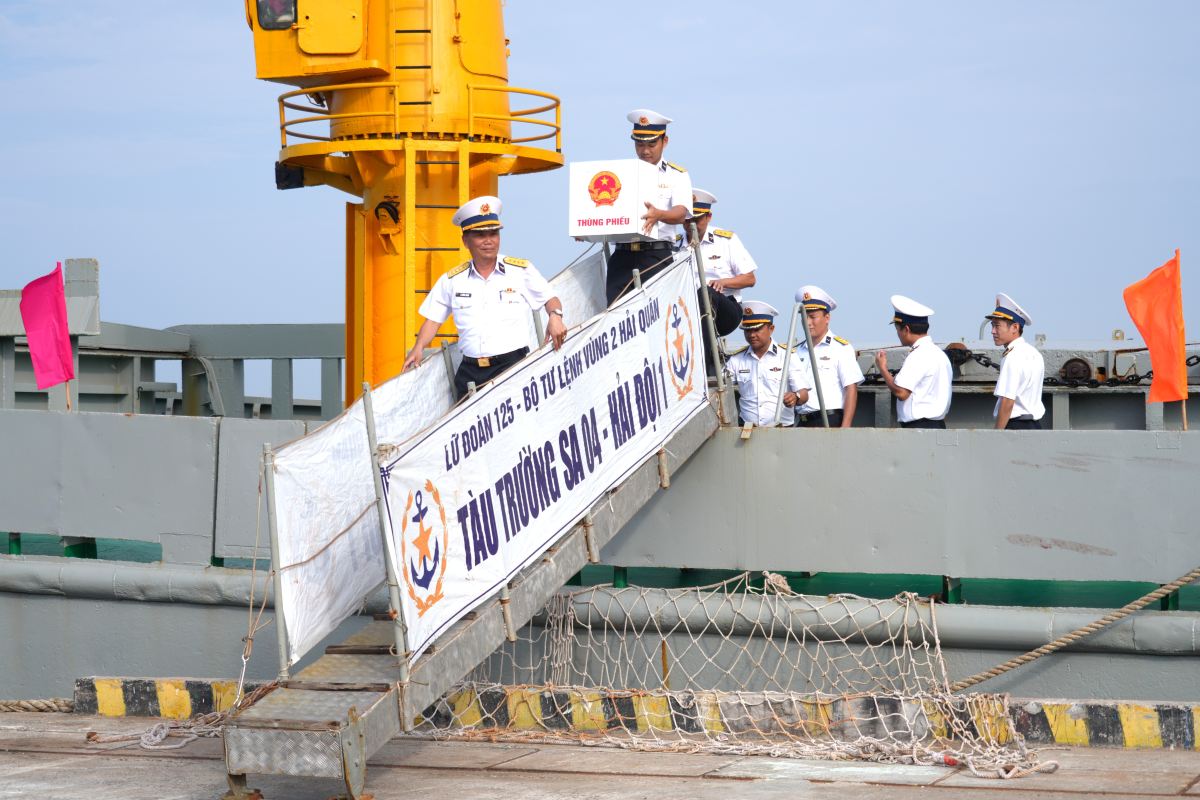Truong Sa 04 ship safely docked at Phuoc Thang ward, completing the task of early elections at sea. Photo: Thanh An