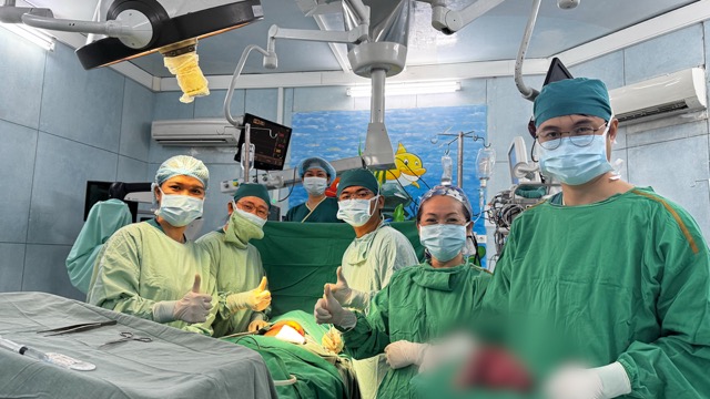 Surgeons successfully removed the entire tumor from the body of a 6-month-old baby boy. Photo: BVCC