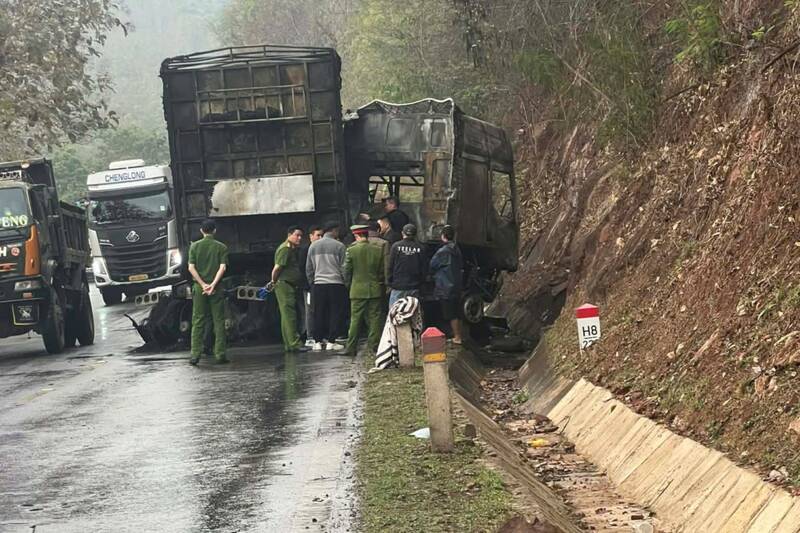 Lực lượng chứuc năng khống chế, dập tắt đám cháy và điều tra nguyên nhân vụ việc. Ảnh: Văn Công