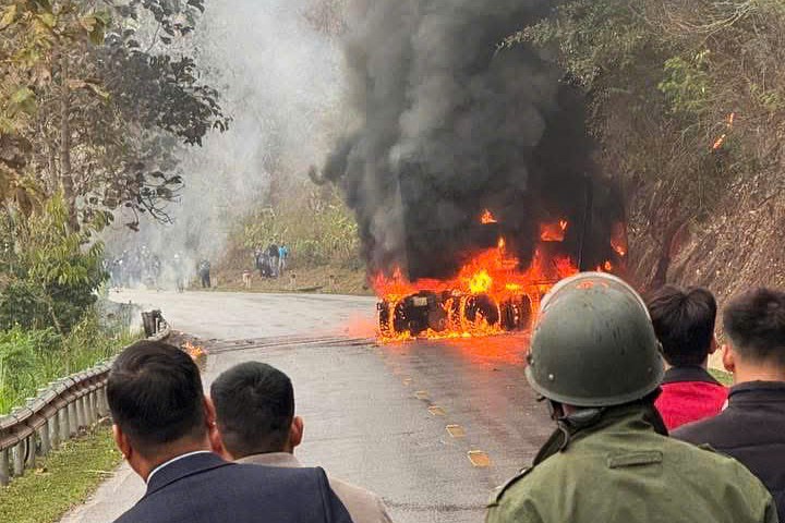 The tractor-trailer lost control and crashed into a positive slope, catching fire on National Highway 6, passing through Dong Khua village, Chieng Hac commune, Son La province. Photo: Thuy Anh