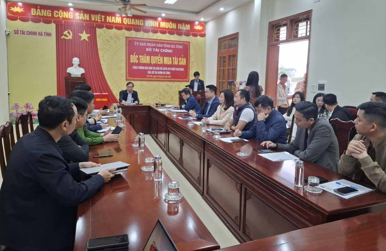 The draw to buy nearly 30kg of gold for more than 142 billion VND was attended by representatives of 6 businesses. Photo: Tran Tuan