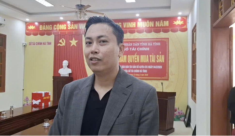 Ông Đường Triệu Tuấn – Giám đốc Công ty TNHH Phú Nguyên Nga Việt chia sẻ cảm xúc sau khi trúng bốc thăm mua gần 30kg vàng. Ảnh: Trần Tuấn