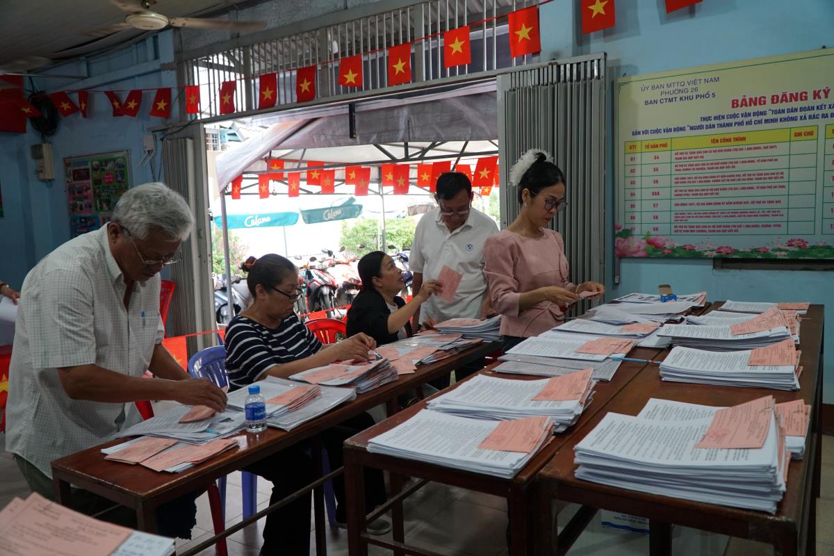 Công tác chuẩn bị tại điểm bầu cử ở TPHCM được triển khai đồng bộ. Ảnh: Thanh Chân