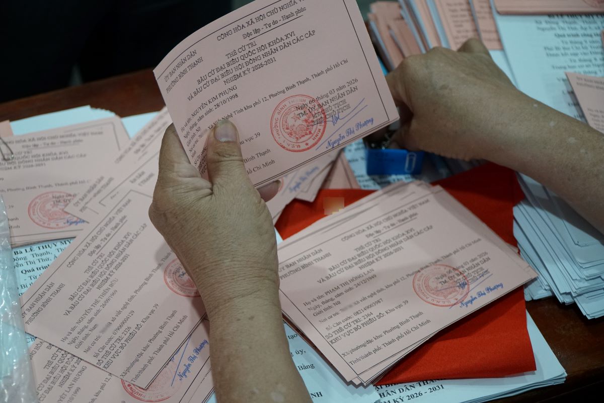 Thẻ cử tri được phát đến người dân trước ngày bầu cử. Ảnh: Thanh Chân