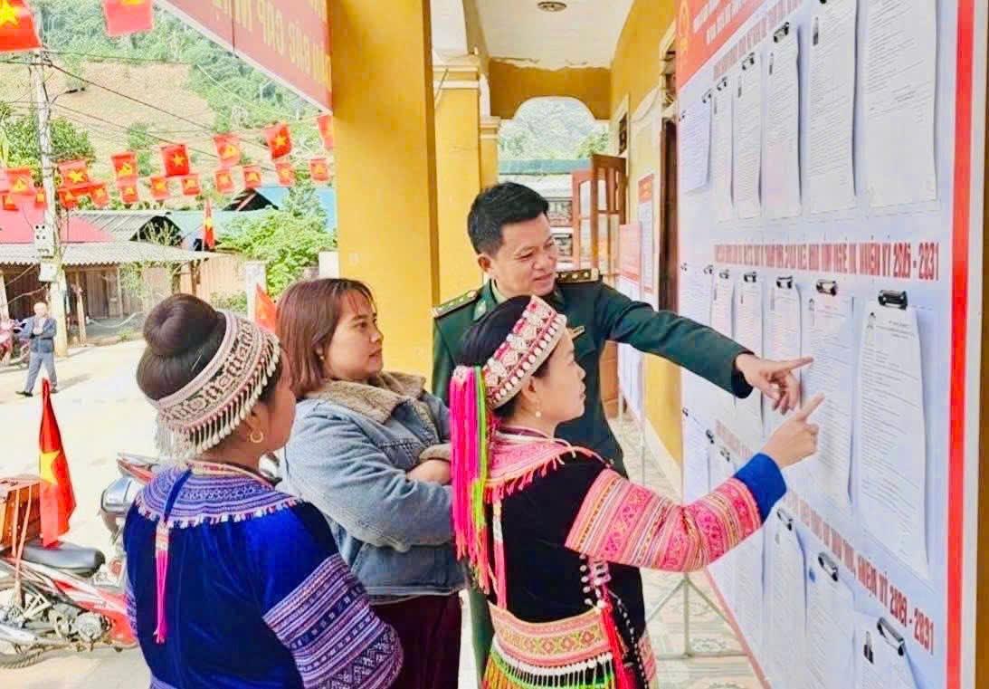 Voters in mountainous Nghe An province follow the list of candidates before the election day, preparations at early voting areas are being completed. Photo: Quang Dai