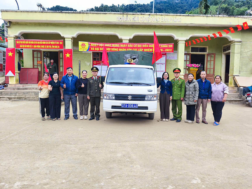 Lực lượng tuyên truyền bầu cử tại khu vực miền núi Nghệ An. Ảnh: Quang Đại