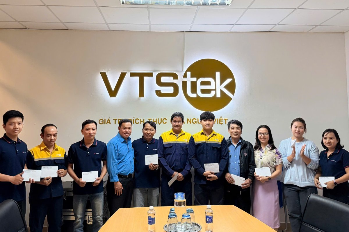 The Ho Chi Minh City Labor Federation organized the presentation of gifts to 32 workers in difficult circumstances in Phu My ward. Photo: Labor Federation